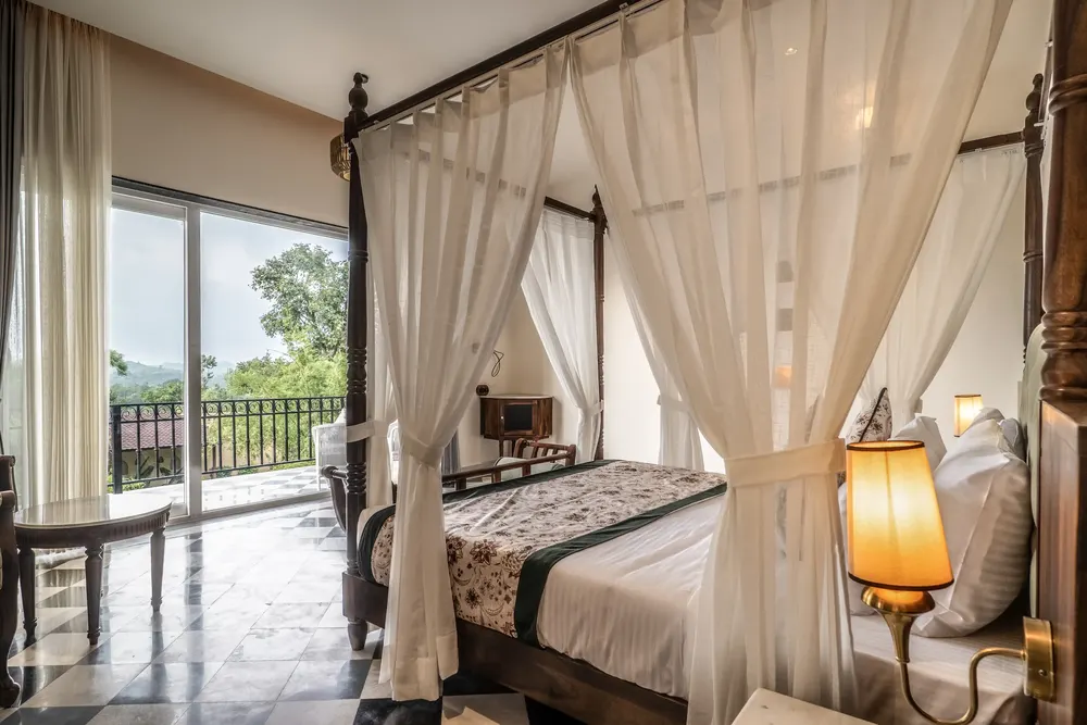 The bed, opening onto the balcony